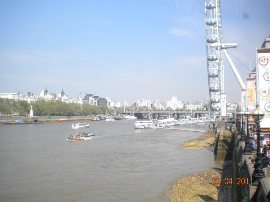 Berwisata ke sungai Thames...